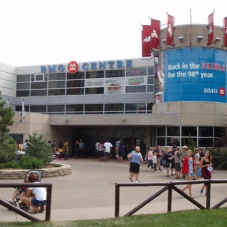 Entire Condo Downtown, Walk To Bmo & Stampede, Parking, 1,5 Hrs To Banff YYC المظهر الخارجي الصورة