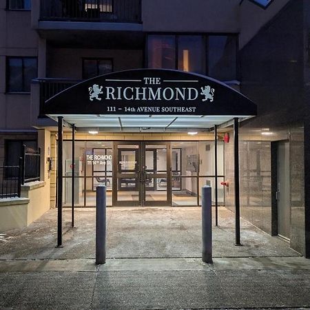 Entire Condo Downtown, Walk To Bmo & Stampede, Parking, 1,5 Hrs To Banff YYC المظهر الخارجي الصورة