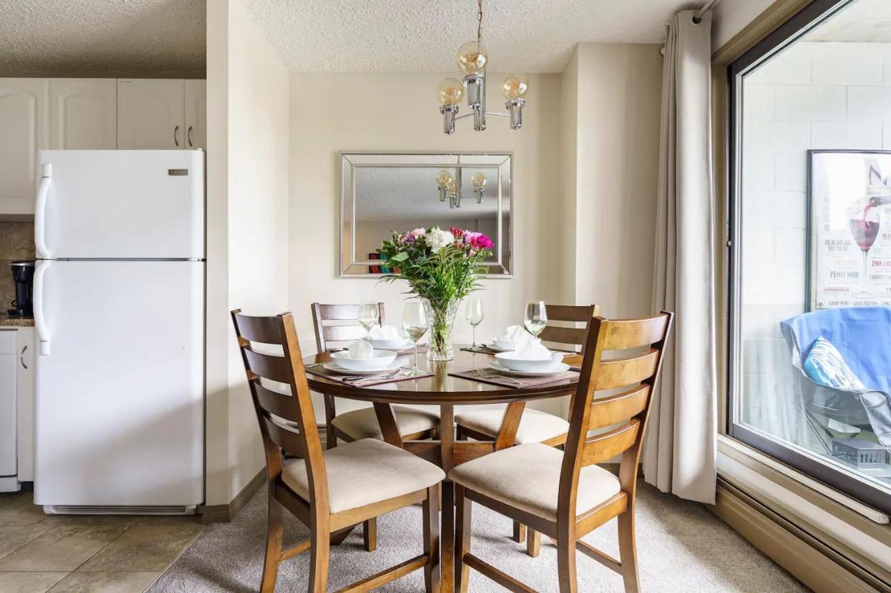 Entire Condo Downtown, Walk To Bmo & Stampede, Parking, 1,5 Hrs To Banff YYC المظهر الخارجي الصورة