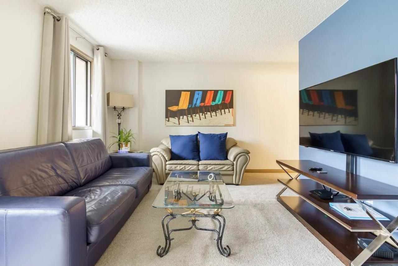 Entire Condo Downtown, Walk To Bmo & Stampede, Parking, 1,5 Hrs To Banff YYC المظهر الخارجي الصورة