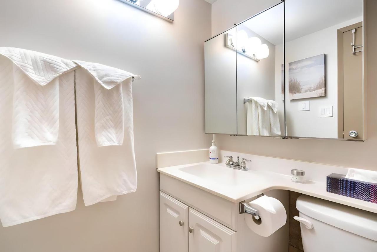 Entire Condo Downtown, Walk To Bmo & Stampede, Parking, 1,5 Hrs To Banff YYC المظهر الخارجي الصورة