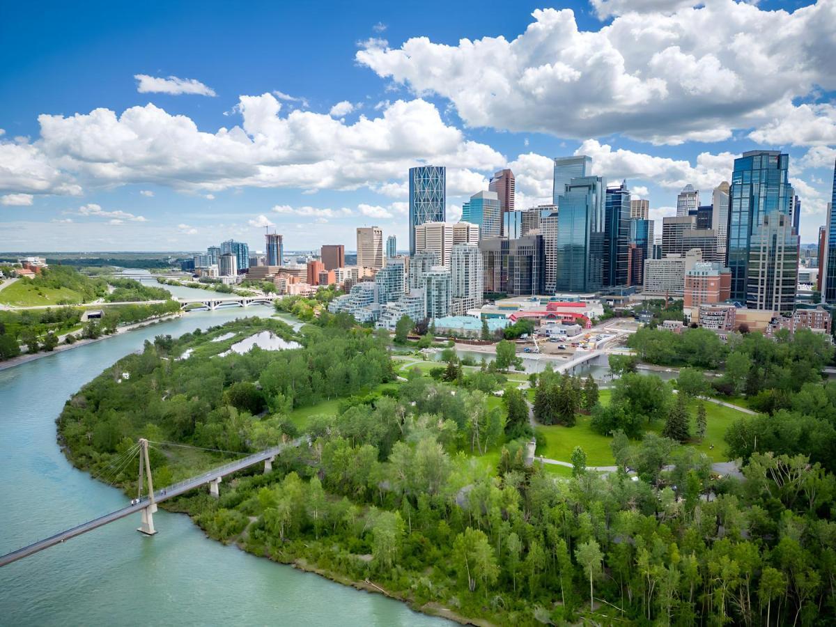 Entire Condo Downtown, Walk To Bmo & Stampede, Parking, 1,5 Hrs To Banff YYC المظهر الخارجي الصورة
