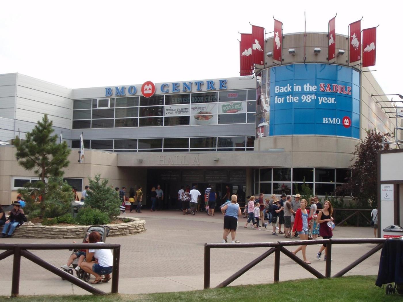 Entire Condo Downtown, Walk To Bmo & Stampede, Parking, 1,5 Hrs To Banff YYC المظهر الخارجي الصورة