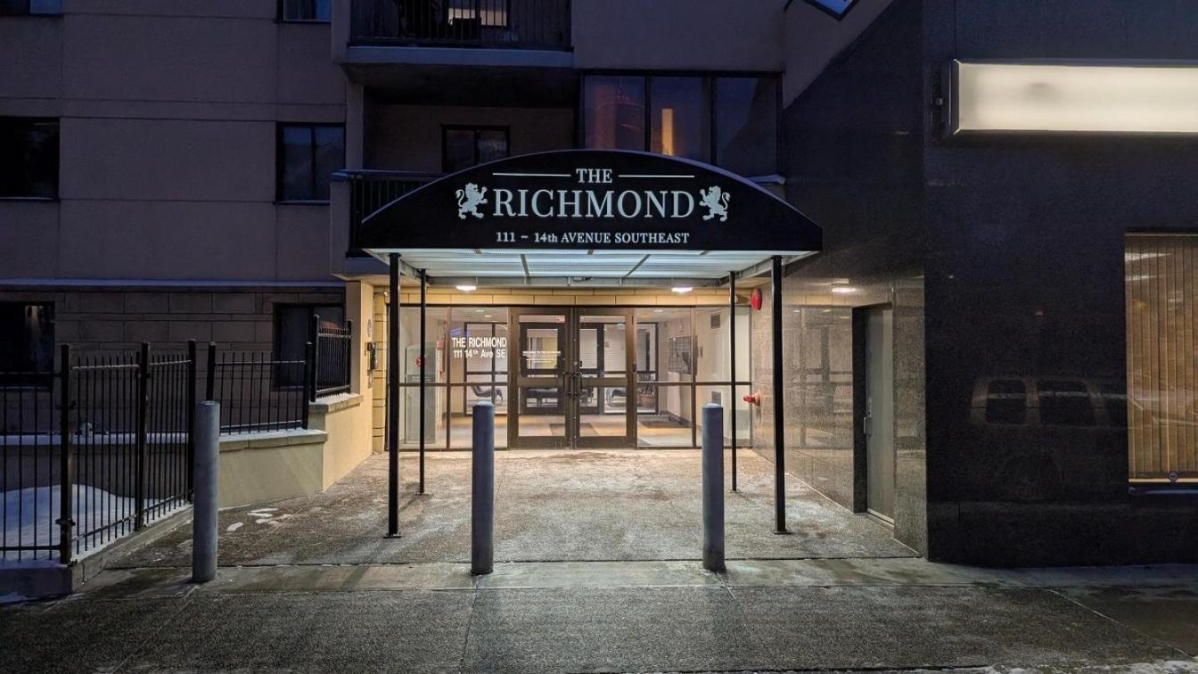 Entire Condo Downtown, Walk To Bmo & Stampede, Parking, 1,5 Hrs To Banff YYC المظهر الخارجي الصورة